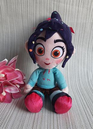 Мягкая игрушка disney персонажа ванилопа фон кекс (vanellope von schweetz) из мультфильма «ральф». 30см
