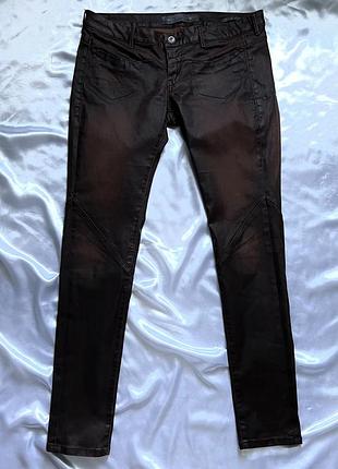 Коричневі джинси зі спеціальним покриттям (coated або waxed jeans)  guess