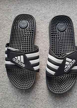 Известные спортивные шлепанцы adidas adissage (классическая модель в черно-белом цвете, артикул f35580) размер 40,5 см
