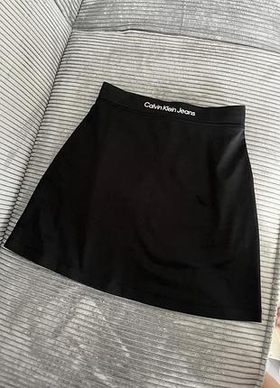Стильна спідниця від calvin klein у спортивно-елегантному тенісному стилі. модель має ідеальну посадку по фігурі,