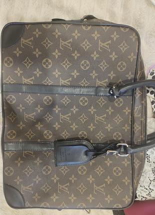 Деловой портфель, в стиле известной модели louis vuitton porte documents voyage. сумка предназначена для транспортировки документов формата а4
торг