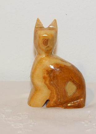 Фигурка кошки из камня
