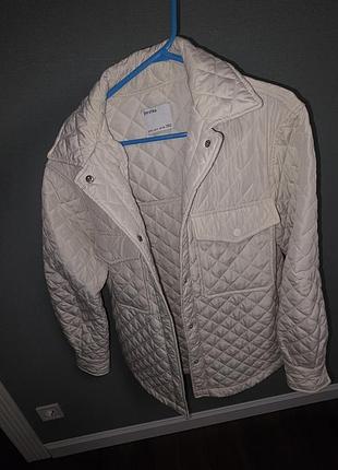 Женская стеганая куртка рубашка bershka белая молочная рубашка куртка s