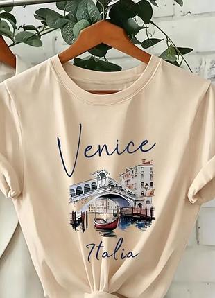 Приємна до тіла 🇮🇹 футболка venice italia 👚 бежева жіноча футболка 📐 з принтом m-l