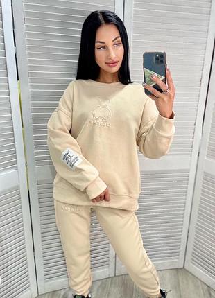 Жіночий бежевий прогулянковий костюм у спортивному стилі fashion girl