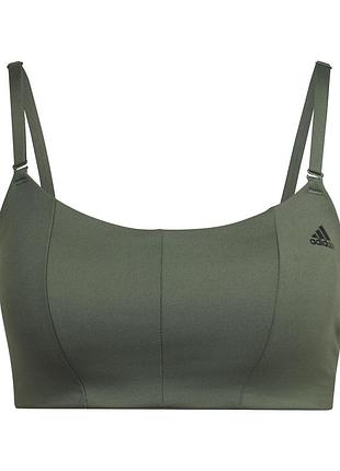 Adidas зелёный спортивный топ для йоги и фитнеса yoga studio, размер l (чашка a–c)