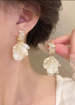 Сережки з пелюстками виготовлені в золотистому кольорі