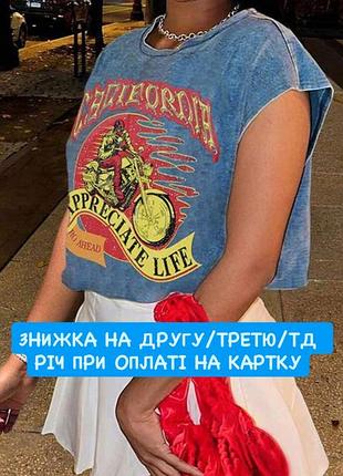 Вкорочена джинсова футболка безрукавка жилетка кроп топ у вареному джинсовому синьому кольорі варьонка варений ефект з мото принтом мотоцикла