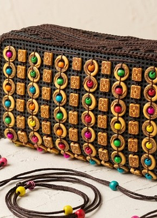 Яркая этно-сумка кросс-боди hand made с деревянным декором и бусинами.