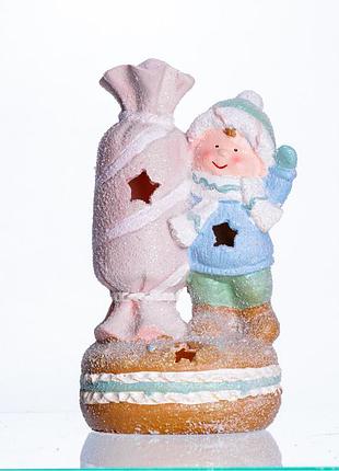 Новогодняя декоративная фигурка с подсветкой 12.5×9×21 см новогодний декор ребенок с конфетой из фарфора cr-6-111