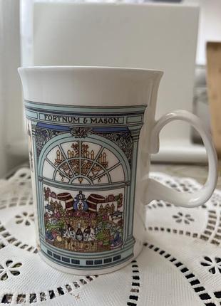 Порцелянова чашка fortnum & mason і прикрашена детальним малюнком вітрини магазину