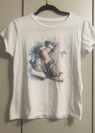 Жіноча біла футболка frekans із принтом «кеди converse» та стразами