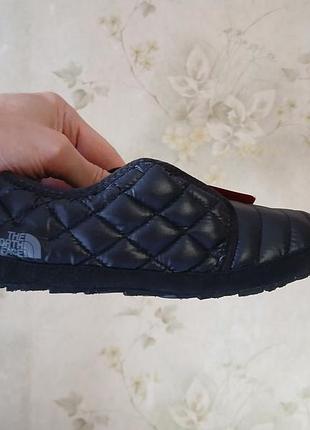 Тапочки the north face w thermoball traction mule ii на стопу 23 см, утепленные в середине на флисе