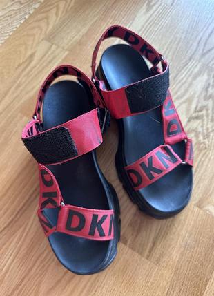 Босоніжки на платформі  dkny