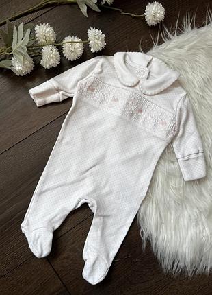 Білий сліп чоловічок для дівчинки  tiny baby 50 см вишивкою з квітами з комірцем рожевим для новонародженої дівчинки в пологовий