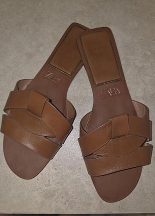 Коричневі шльопанці zara