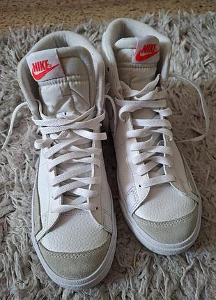Высокие белые кроссовки оригинал nike blazer mid'77 
размер 40