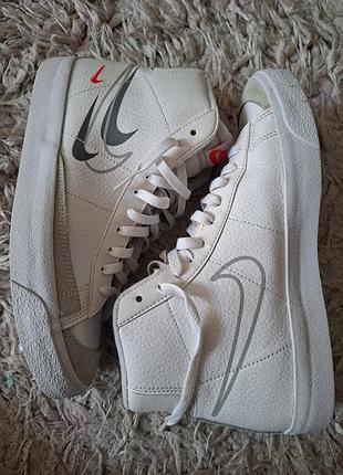 Высокие белые кроссовки оригинал nike blazer mid'77 
размер 40