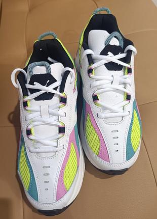 Білі кросівки puma cell speed swxp з яскравими салатовими, рожевими та бірюзовими акцентами.