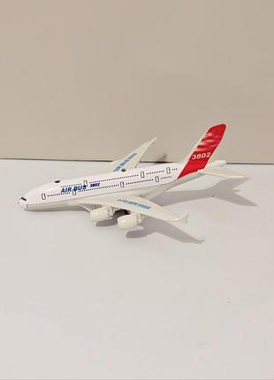 Игрушка представляет собо модель самолета airbus a380, произведенную компанией kiddiedrive.корпус модели из прочного металла с пластиковыми элементами