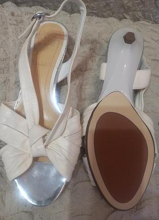 Новые комфортные кожаные босоножки clarks, с анатомической стелькой, на маленьком фигурном каблучке, с мягкими переплетенными ремешками,  5,5/38,5.