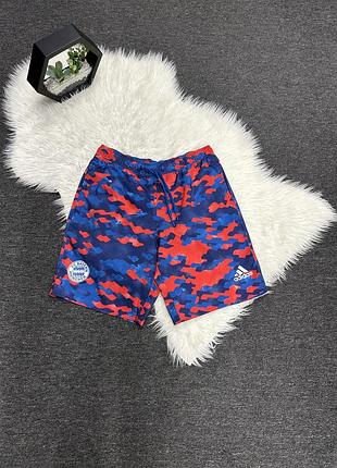 Чоловічі плавальні шорти adidas fc bayern munich classic length (модель gv1542) з яскравим цифровим камуфляжним принтом у червоно-синіх тонах