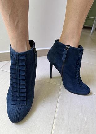 Продам замшеві  ботильйони  бренду corso como