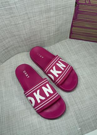 Оригінальні шльопанці dkny