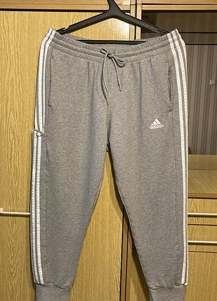Спортивные трикотажные штаны adidas essentials french terry tapered cuff 3-stripes.оригинал.