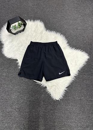 Чорні спортивні шорти nike із технологією вологовідведення dri-fit та світловідбиваючим логотипом