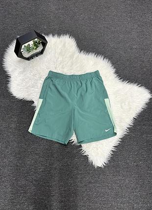 Спортивні чоловічі шорти серії nike dri-fit challenger (кольору bicoastal/vapour green або бірюзово-зеленого відтінку).