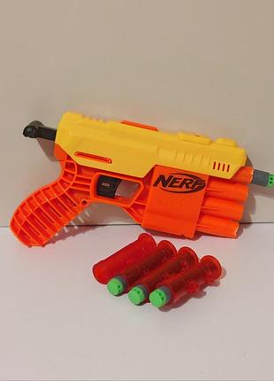 Бластер nerf alpha strike fang qs-4 производства компании hasbro.бластер оснащен четырьмя стволами и предназначен для одиночной стрельбы