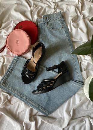 Кожаные босоножки clarks unstructured на танкетке 41 (25.5см.)