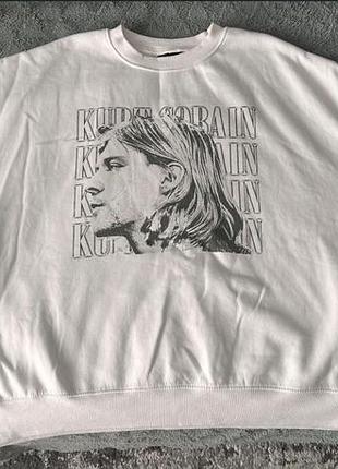 Світла кофта xl розміру з малюнком nirvana/kurt cobain. на рукаві та спині є невеликі пʼятна.