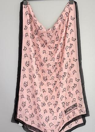 Рожевий шовковий шарф moschino cheap and chic з принтом  метелики та великим логотипом.