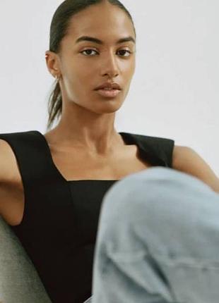 Базовий чорний боді з чіткими акцентним плечима zara
😍😍😍😍😍😍😍😍😍😍