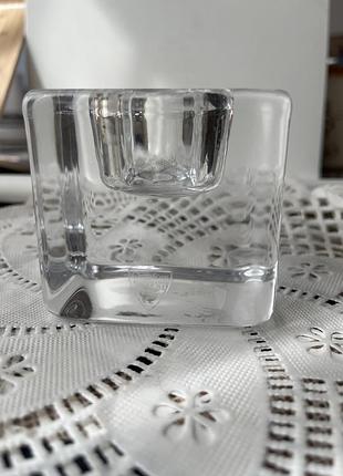 Кришталевий свічник orrefors ice cube, розроблений гораном вярффом.він має мінімалістичну форму куба,демонструє заломлюючі властивості  кришталю.