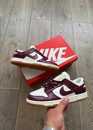 Стильные женские кроссовки nike sb dunk burgundy croc