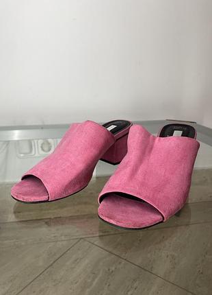Рожеві замшеві шльопки primark