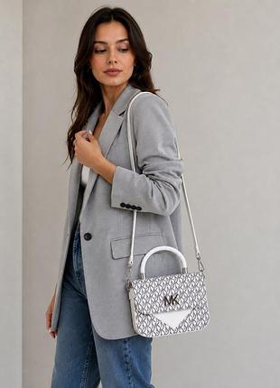 Michael kors нова(з біркою) біла сумка з ручкою та довгим ремінцем, базова стильна сумочка крос боді у монограмі мк, розмір 22,5*16*7см