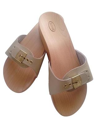 Культовые сабо dr. scholl's pescura flat выполнены из натурального дерева бука и имеют бежевый кожаный верх