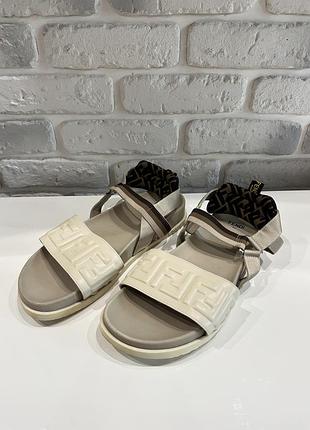 Босоніжки, сандалі fendi roma 39р
