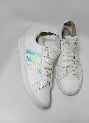 Білі кросівки adidas , жіночі