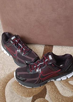 Кросівки nike zoom vomero 5 "velvet brown".  42.5 розмір, коричневого кольору з елементами червоного та антрациту