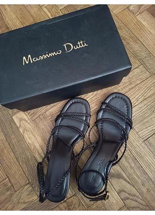 Шкіряні босоніжки від бренду massimo dutti