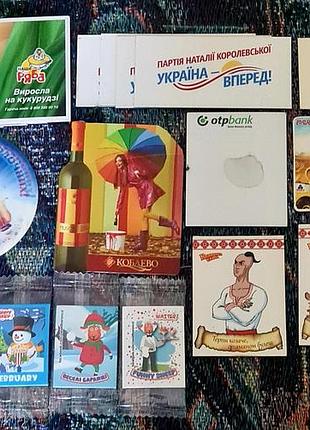 Різноманітні магніти на холодильник