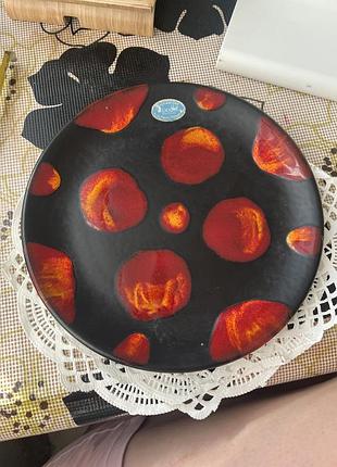 Декоративна тарілка poole pottery з колекції galaxy, що характеризується яскравою глазур'ю "lava".