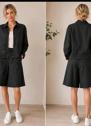 Жіночий костюм від бренда 2wear me, що складається з легкої куртки та класичних шортів-бермуд.