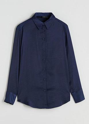Темно-синя атласна сорочка m&s collection із довгими рукавами та класичним коміром в розмірі м-l