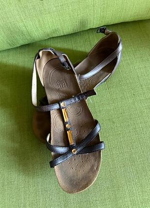 Шкіряні босоніжки сандалі clarks active air з кристалами